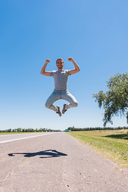 Der Junge springt auf die Straße