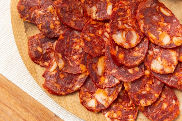 Der köstliche Chorizo wird auf einem Teller geschnitten