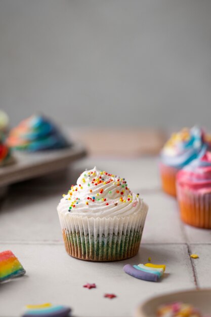 Der köstliche Regenbogen-Cupcake ist ein Stillleben.