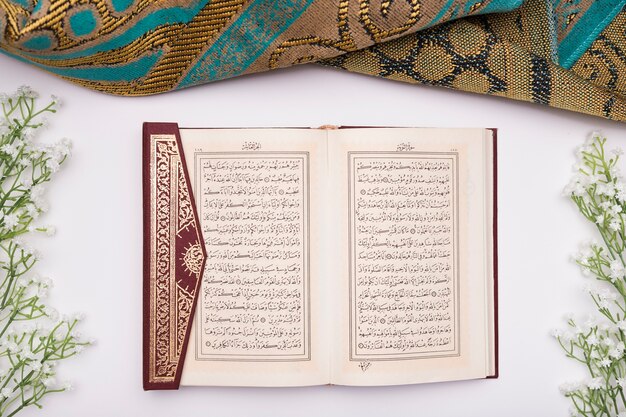 Der Koran öffnete sich auf dem Tisch