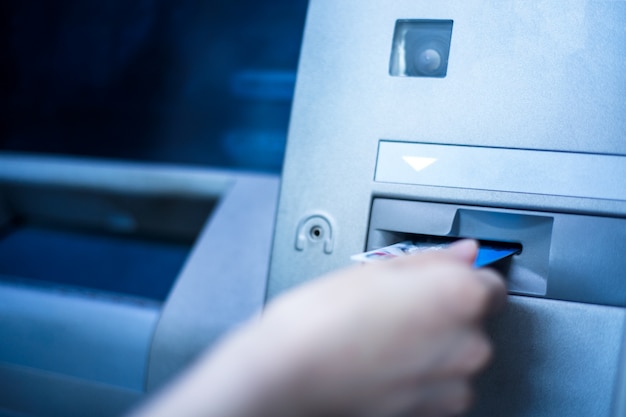 Kostenloses Foto der kreditkartenbetrieb wird bei bank atm verwendet