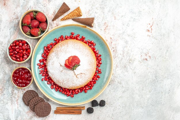 der Kuchen Beeren Zimtstangen Schokokekse und der Kuchen