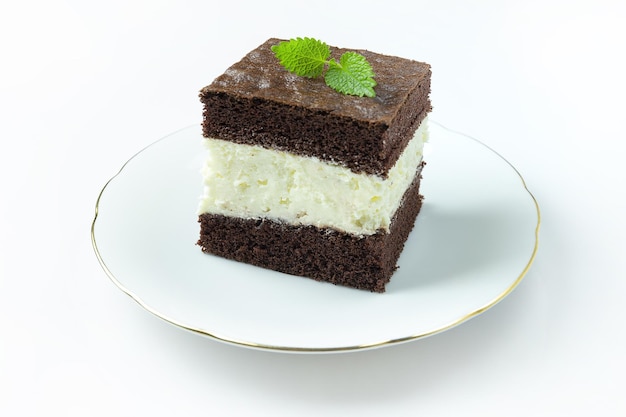 Der Kuchen mit Schokoladen- und Milchfüllung liegt auf einem weißen Teller