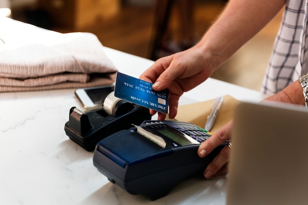 Der Kunde zahlt mit einer Kreditkarte