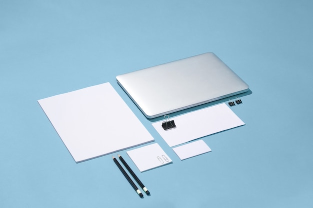 Kostenloses Foto der laptop, stifte, telefon, notiz mit leerem bildschirm auf dem tisch