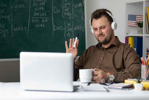 Der Lehrer macht online eine Englischstunde für seine Schüler