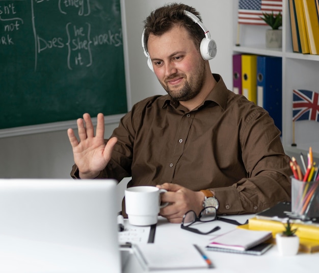 Der Lehrer macht online eine Englischstunde für seine Schüler