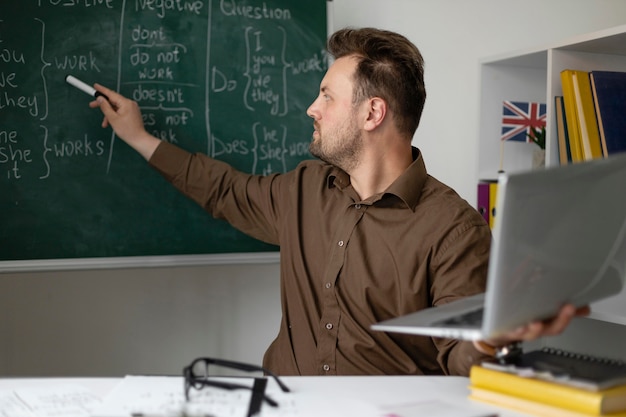 Der Lehrer macht online eine Englischstunde für seine Schüler