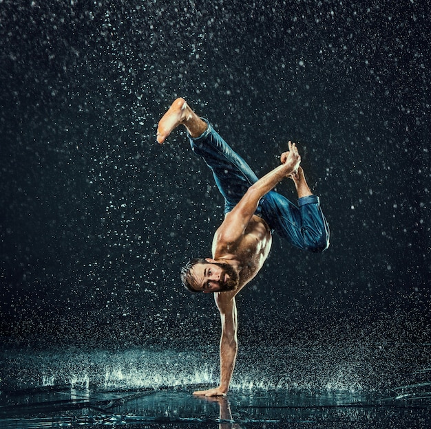 Kostenloses Foto der männliche breakdancer im wasser.