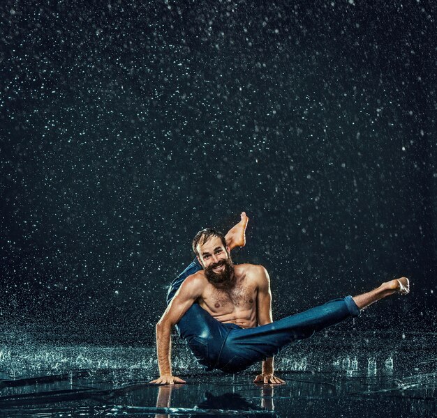 Der männliche Breakdancer im Wasser.