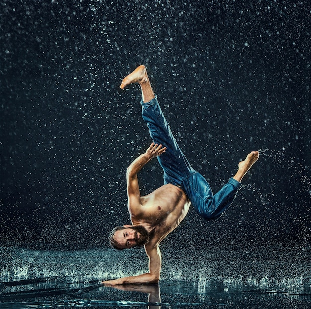 Der männliche Breakdancer im Wasser.