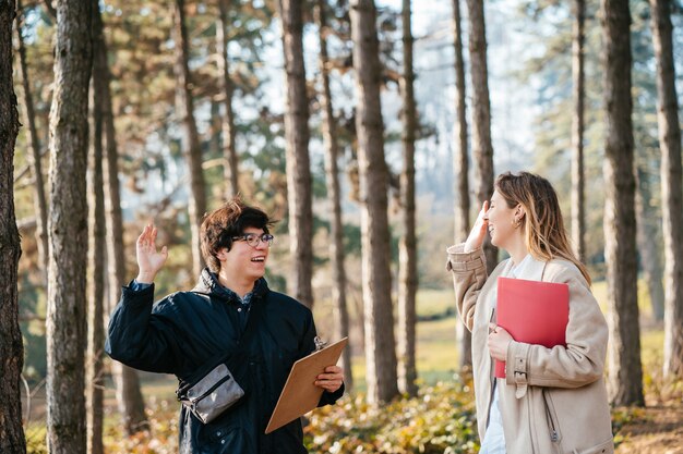 Der Mann gibt der Frau im Wald High Five