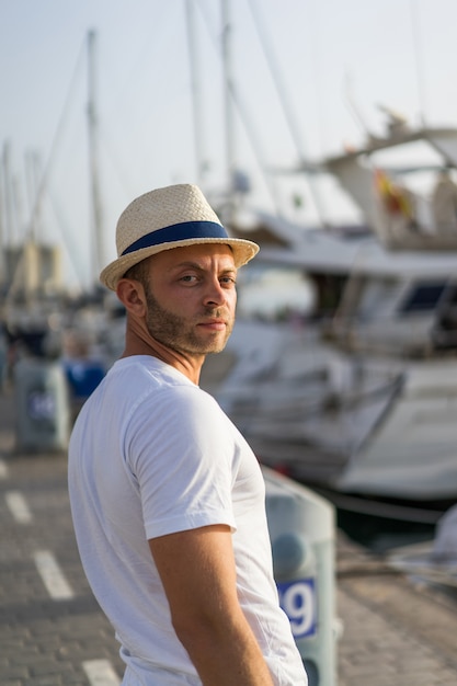 Kostenloses Foto der mann im hafen