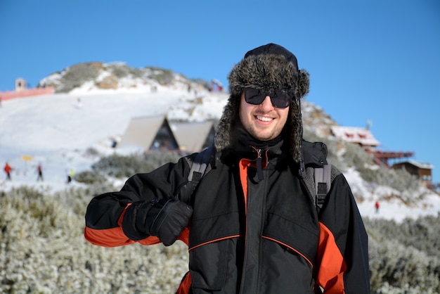 Kostenloses Foto der mann mit daumen nach oben im schnee