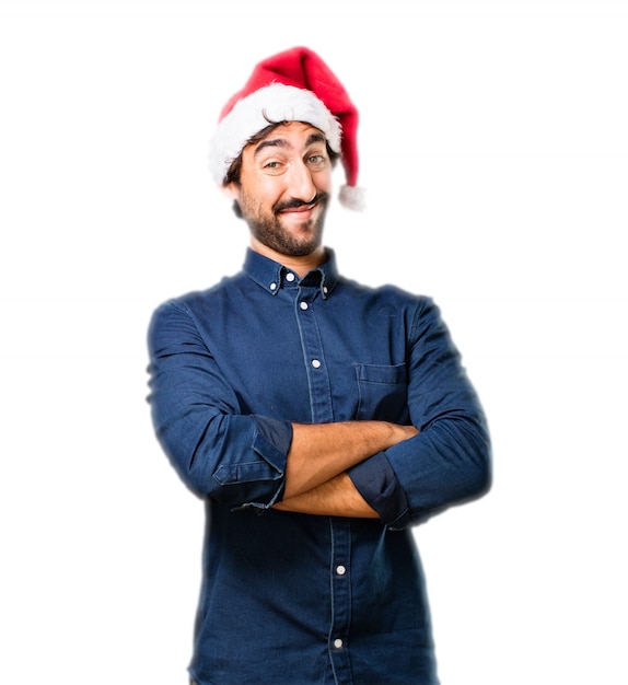 Der Mann mit dem Hut eines Santa und den gekreuzten Armen