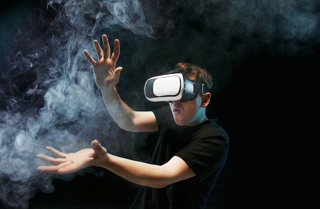 Der Mann mit der Brille der virtuellen Realität. Zukünftiges Technologiekonzept.