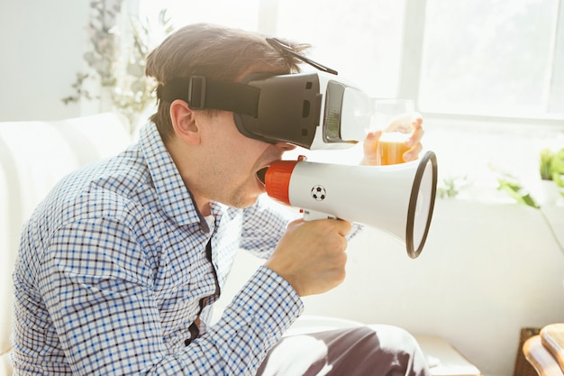 Kostenloses Foto der mann mit der brille der virtuellen realität. zukünftiges technologiekonzept.