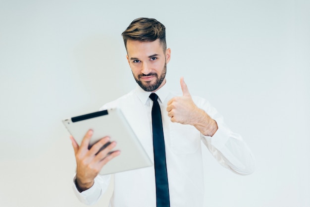 Der Mann mit der Tablette und den Daumen nach oben