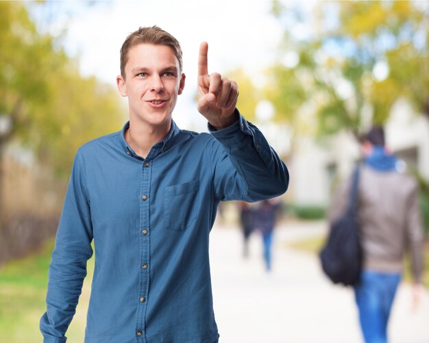 Der Mann mit einem erhobenen Zeigefinger