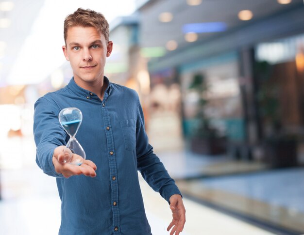 Der Mann mit einer Sanduhr