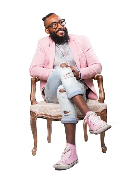 Der Mann mit rosa Jacke saß in einem Stuhl