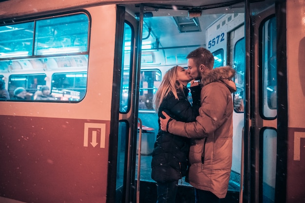 Der Mann und das Mädchen küssen sich in der Straßenbahn