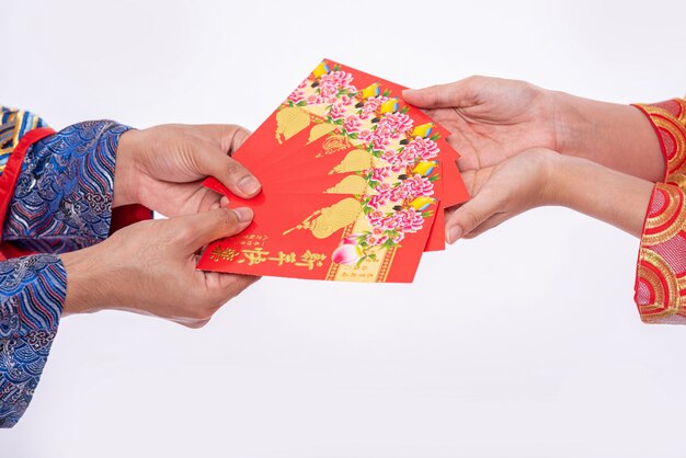 Der Mann und die Frau tragen Cheongsam mit rotem Geschenkgeld, um ihre Familie zu schicken