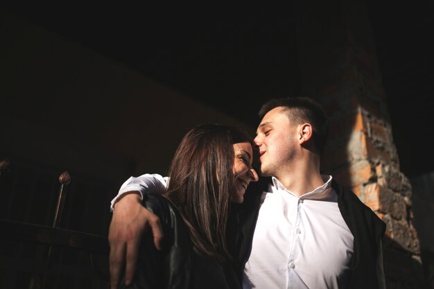 Der Mensch in der Liebe mit seiner Freundin auf die Stirn küssen