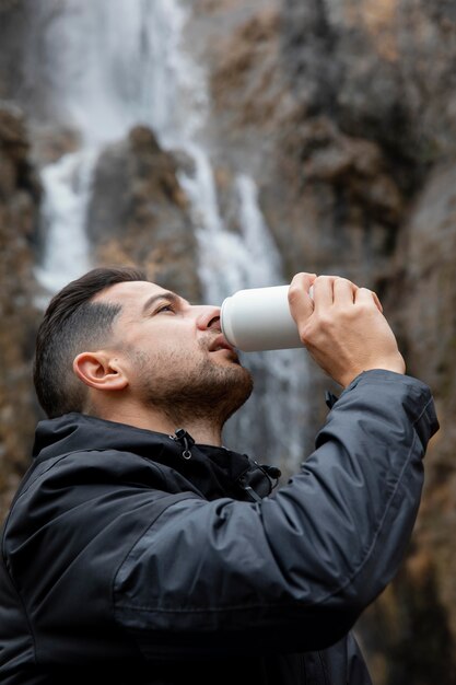 Der Mensch in der Natur trinkt aus der Dose