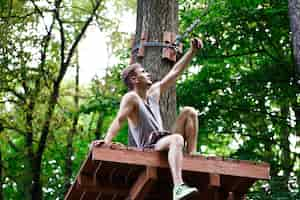 Kostenloses Foto der mensch nimmt sich auf den baum