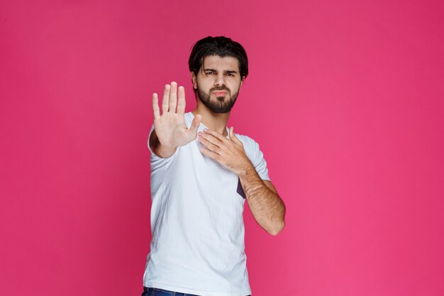 Der Mensch stoppt etwas, das er nicht mit offenen Händen genießt.