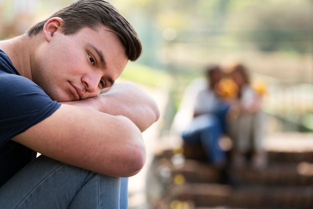 Kostenloses Foto der mensch wird von anderen menschen kritisiert und beurteilt