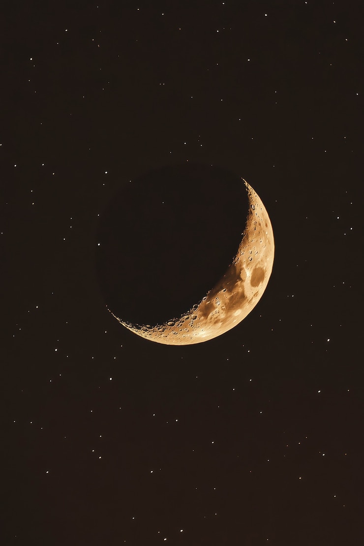 Kostenlose Foto der mond während einer phase mit sepia-effekt