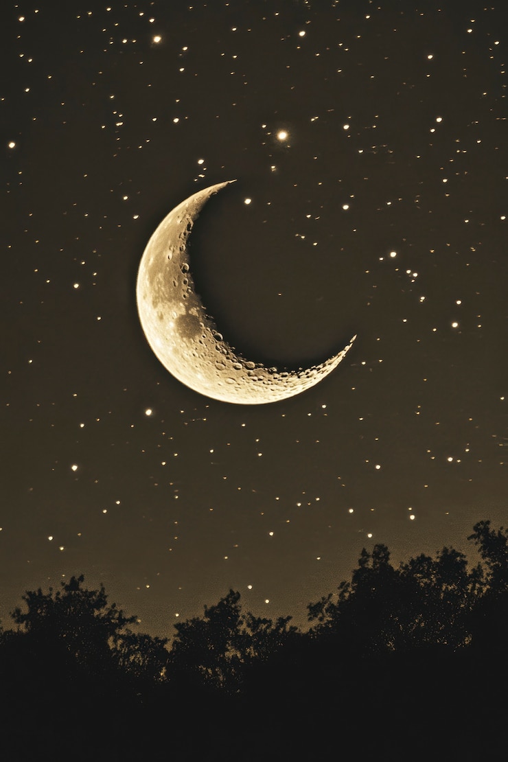 Kostenlose Foto der mond während einer phase mit sepia-effekt