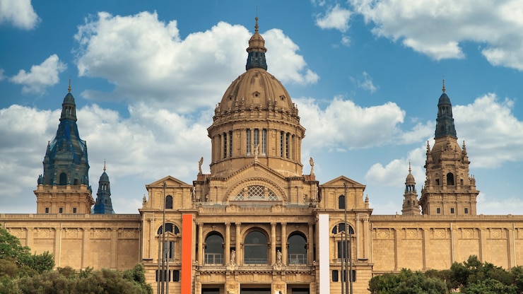 Kostenlose Foto der palau nacional in barcelona, spanien. bewölkter himmel