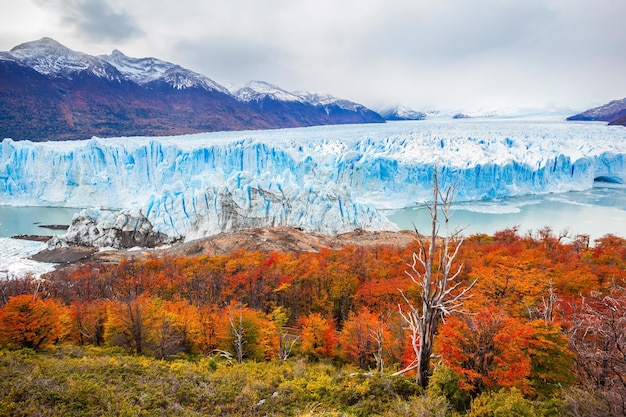 Der perito-moreno-gletscher ist ein gletscher im nationalpark los glaciares in der provinz santa cruz, argentinien. es ist eine der wichtigsten touristenattraktionen im argentinischen patagonien.