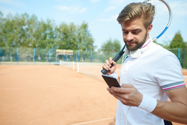 Der Player chattet am Telefon