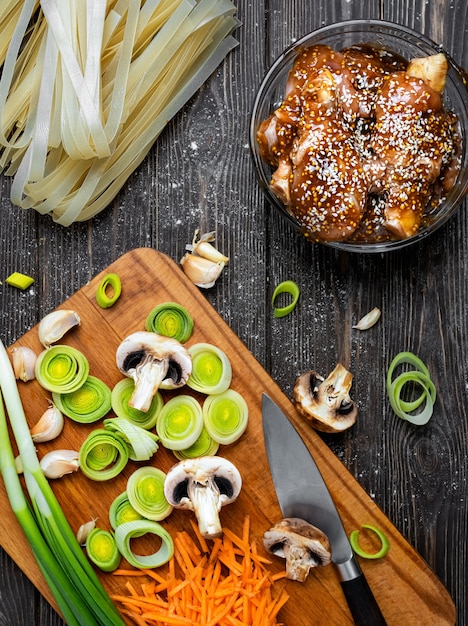 Der Prozess der Herstellung von Hühnernudeln mit Teriyaki-Sauce und Sesam