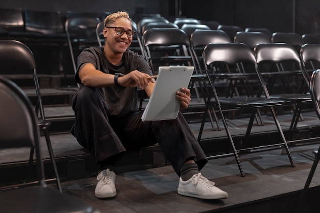 Kostenloses Foto der prozess der schaffung von stand-up-comedy