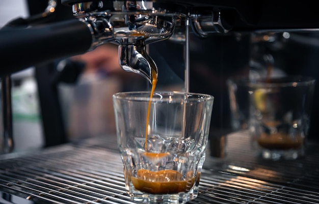 Der Prozess der Zubereitung von Espresso in einer professionellen Kaffeemaschine in der Nähe