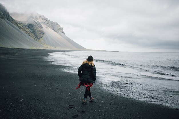 Der Reisende erkundet die raue Landschaft Islands