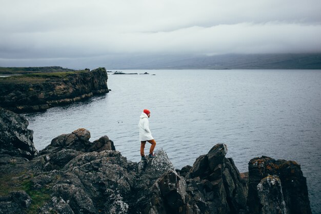 Der Reisende erkundet die raue Landschaft Islands