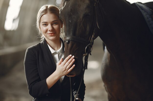 Der Reiter trainiert mit dem Pferd