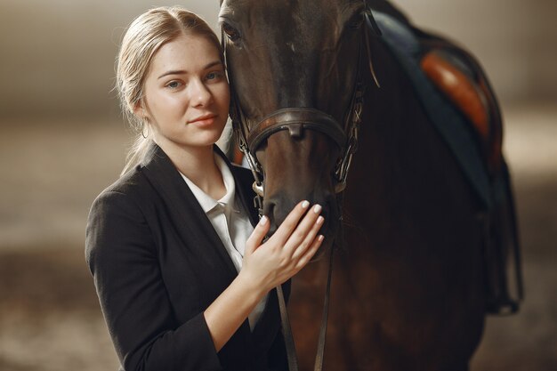 Der Reiter trainiert mit dem Pferd