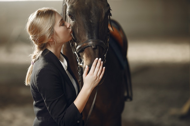 Der reiter trainiert mit dem pferd