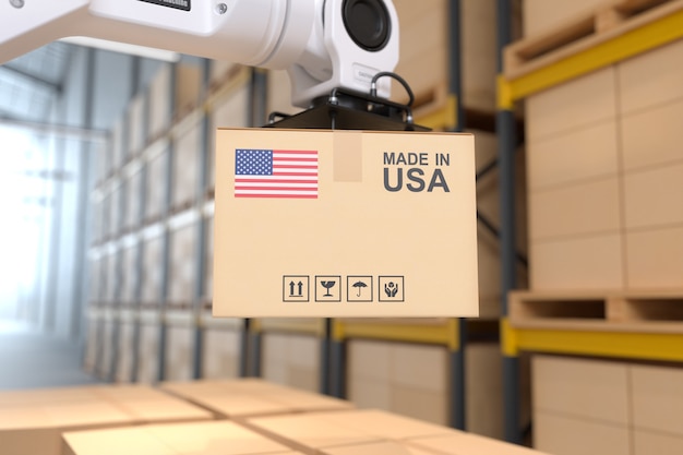 Der Roboterarm nimmt den Karton Made in USA Automation-Roboterarm im Lagerhaus auf