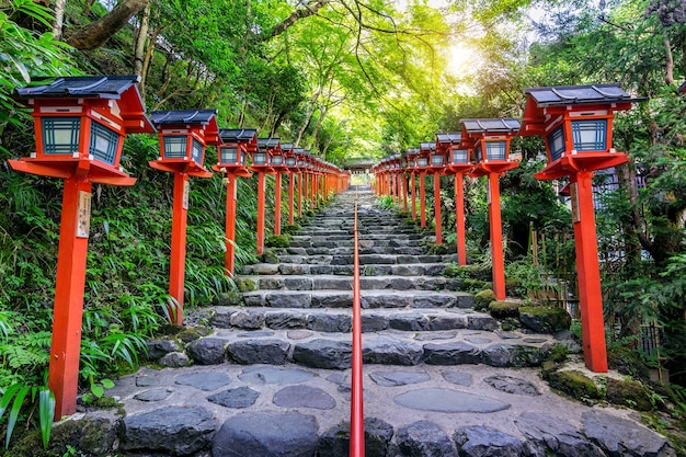 Der rote traditionelle Lichtmast am Kifune-Schrein, Kyoto in Japan.