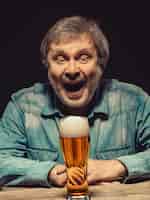 Kostenloses Foto der schreiende mann im jeanshemd mit einem glas bier