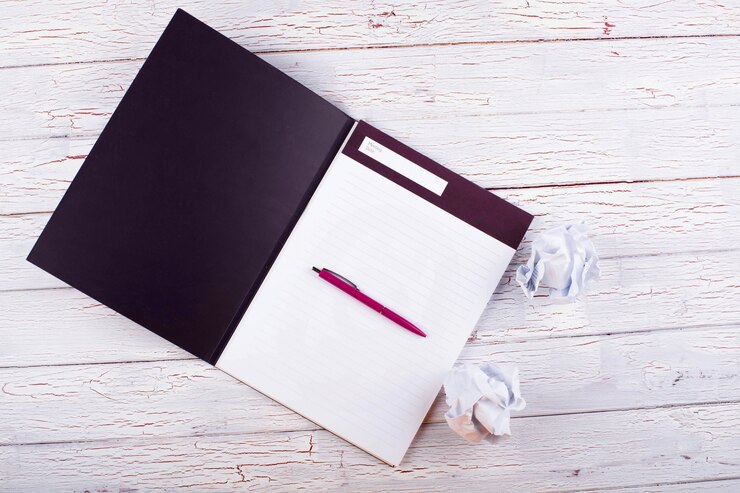 Kostenlose Foto der stift, die notizbücher und die papiere stehen auf dem tisch
