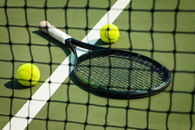 Der Tennisball auf einem Tennisplatz